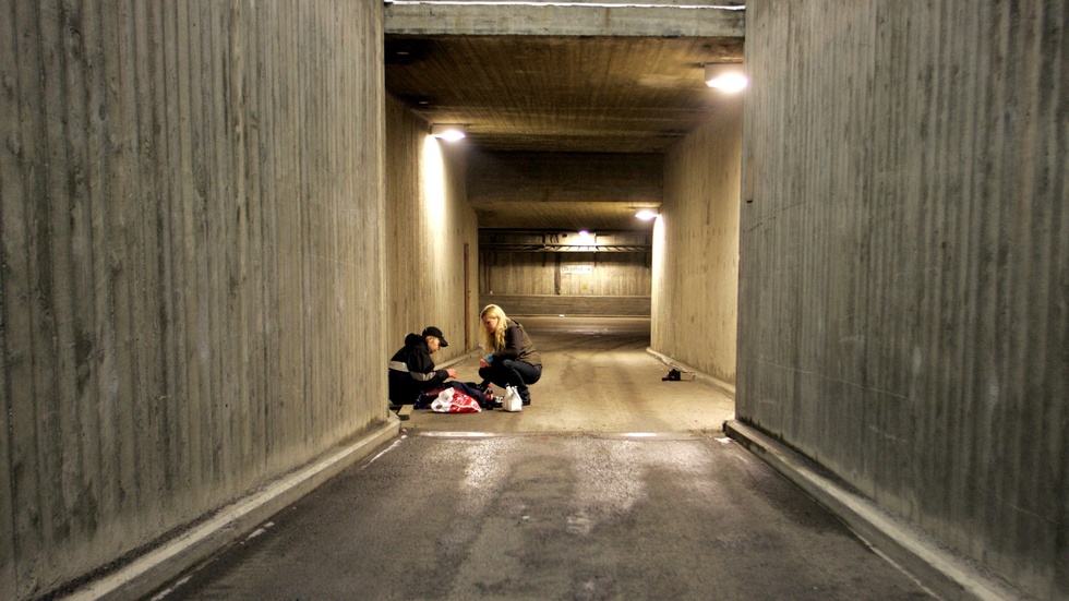 Amir Rostami talar om det tunnelseende som skapat den senfärdighet som präglar Sveriges tillkortakommanden med att bromsa gängkriminaliteten. Att vi skulle varit utmärkande "naiva" ser kriminologiprofessorn mest som en undanflykt. Så är det nog. 
