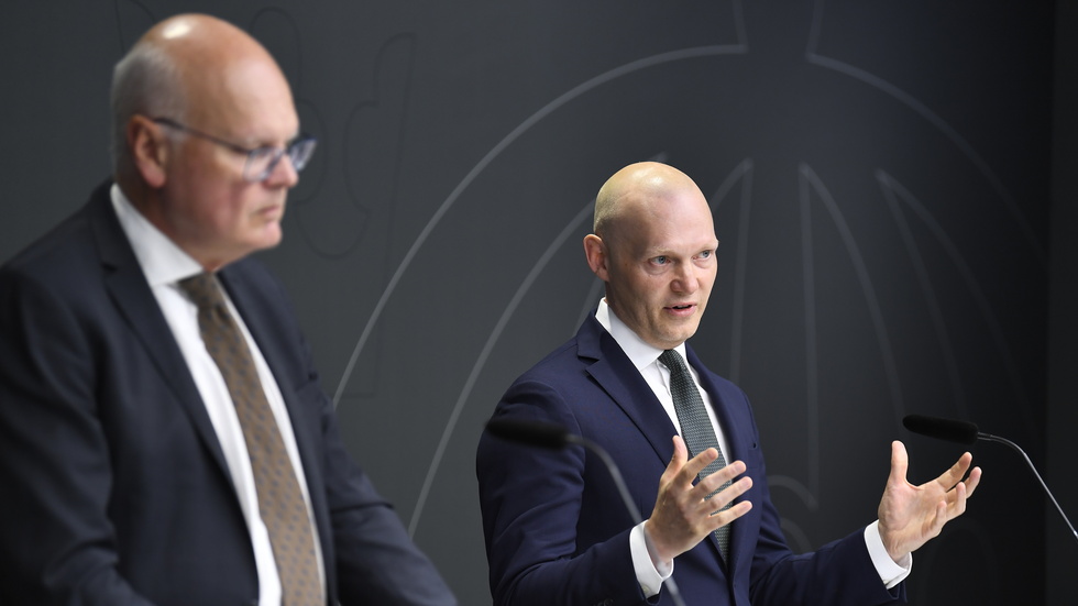 Miljarder. Utredaren Mats Dillén förklarar för finansmarknadsminister Niklas Wykman (M) vad finansiering av ny kärnkraft riskerar att kosta.