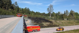 Däck exploderade på lastbil – orsakade gräsbrand