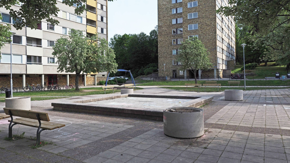 En torrlagd och grå betongöken. Så beskriver Rolf Waltersson den vattenlösa plaskdammen i Brunnsbacken.