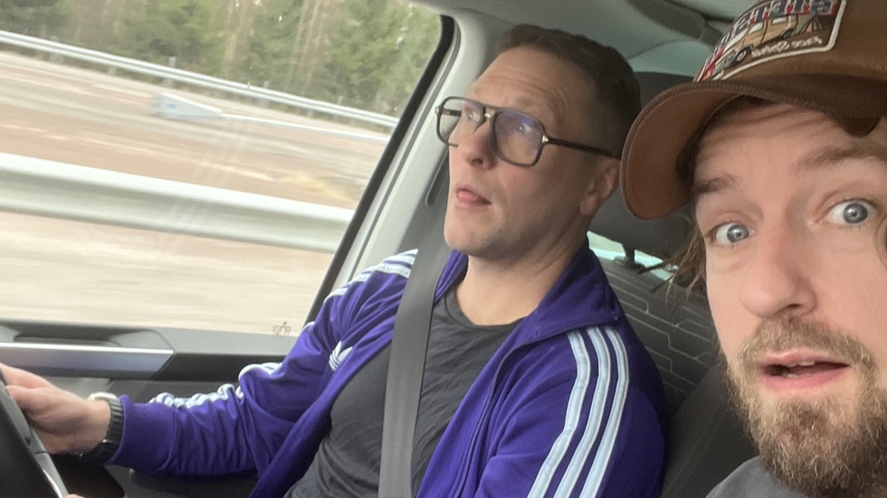 När Vimmerby Tidning pratar med Magnus Betnér och Nisse Hallberg sitter de i bilen på väg till sitt turnéstopp i Mariestad.