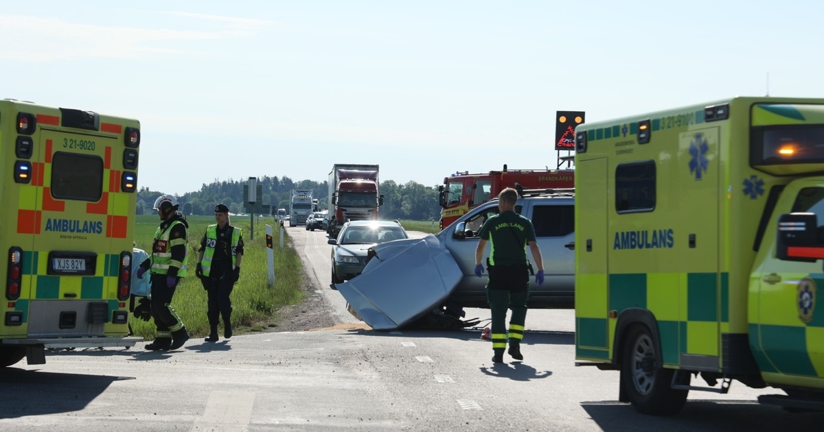 Bilar I Krock I Korsning Förare Till Sjukhus 