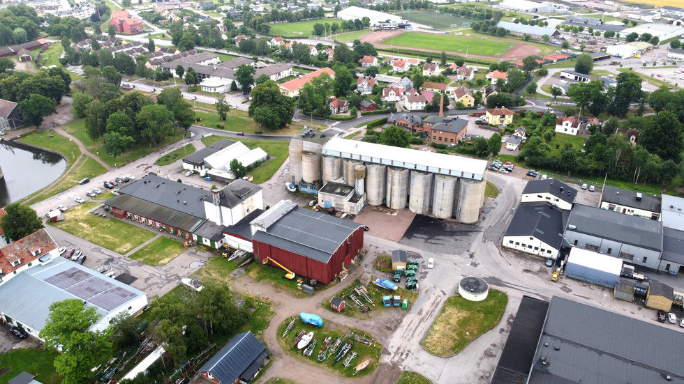 Vadstena kommun kommer nog aldrig mer att få möjlighet att bygga en sju våningar hög byggnad i Vadstenas innerstad om silon rivs, skriver debattörerna.