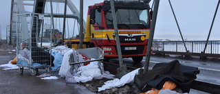Mängder av kläder och textilier kvar efter olycka på Bergnäsbron