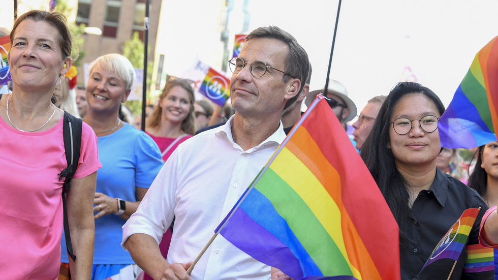 
Statsminister Ulf Kristersson (M) under fjolårets Prideparad i Stockholm. Lagförslaget om könsbyte skapar debatt. 