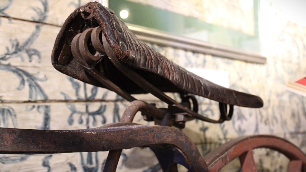 En gammal hemmagjord cykel från Rumskulla, tidigt 1900-tal, är del av den nya utställningen.
