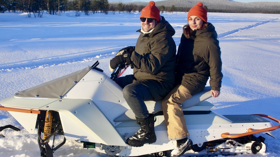 Christian Lystrup och Yalda Mirbaz från Vidde Snow Mobility på en av elnsnöskotrarna från förserien.