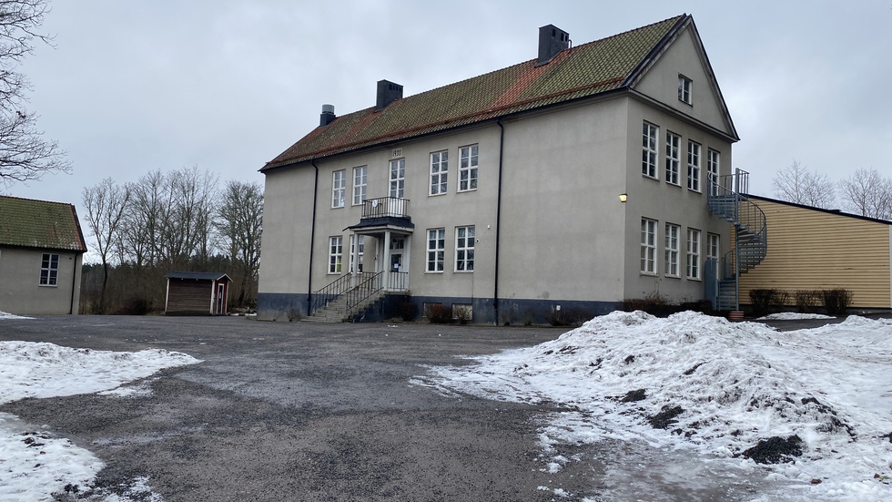 I måndags beslutade en majoritet i kommunfullmäktige att gå på kommunstyrelsens linje och behålla Kyrkskolan i Mellösa.
