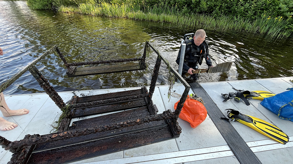 Vid badplatsen i Storebro hittades en parkmöbel med två bänkar och ett bord.