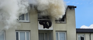 Kraftig lägenhetsbrand i Hageby – två till sjukhus