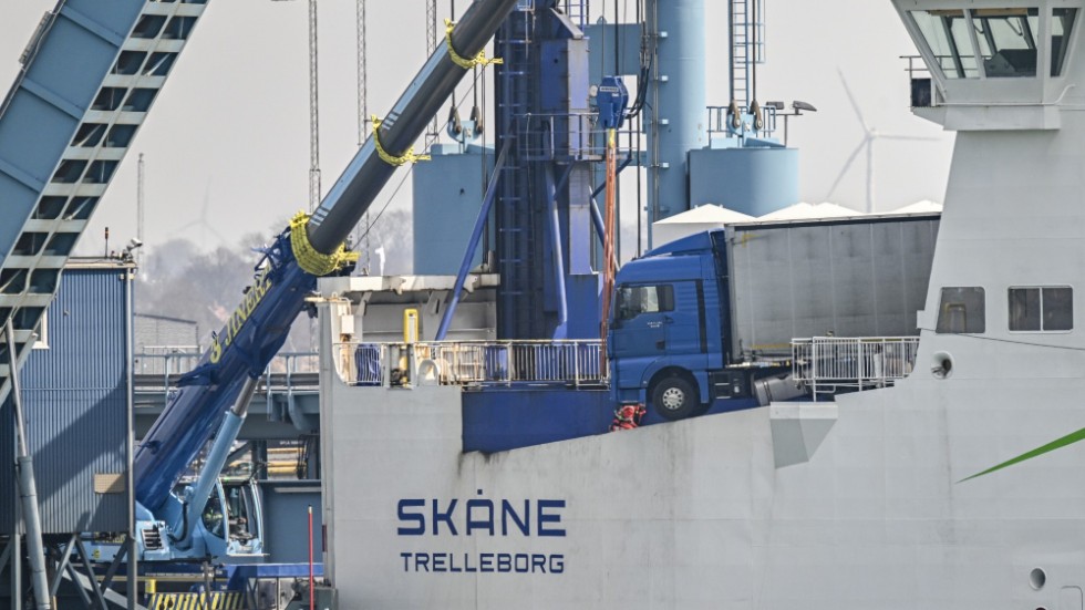 Med hjälp av en kranbil lyftes och drogs lastbilen tillbaka ombord på Stena Line-färjan Skåne i hamnen i Trelleborg på lördagseftermiddagen.