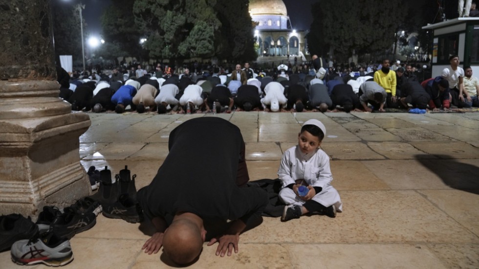 En palestinsk man utför kvällsbönen tarawih, en extra lång bön som hålls under fastemånaden ramadan, vid al-Aqsamoskén i Jerusalem på lördagen.