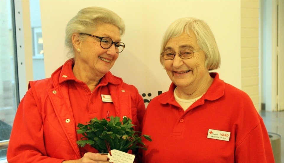 Margaretha De Geer och Christina Ridderstad Röda Korsvärdar. Foto: Anders Lindkvist