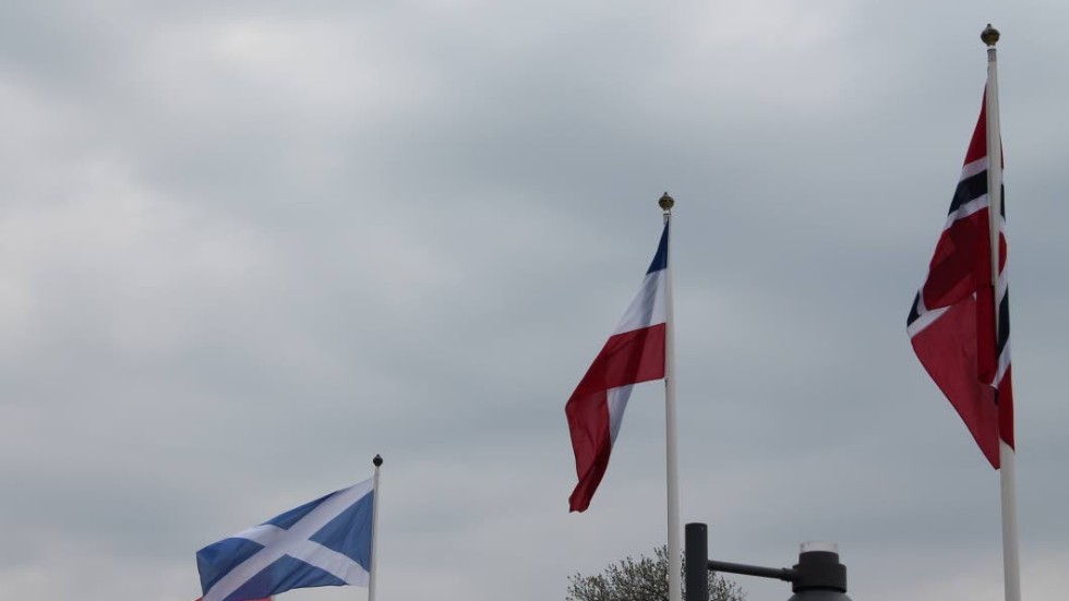 Hollands flagga hängde upp och ned i hamnen i Motala.