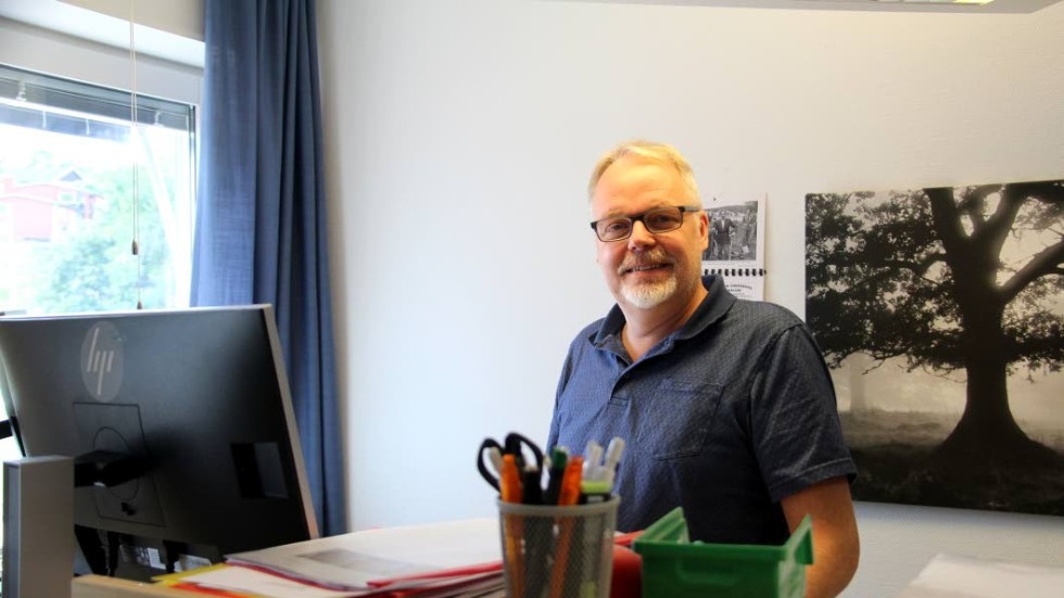 Kindapolitikern Ulf Johansson (S) lämnar sitt uppdrag som vice ordförande i bildningsnämnden. I måndags började han sin tjänst som förvaltningssekreterare.