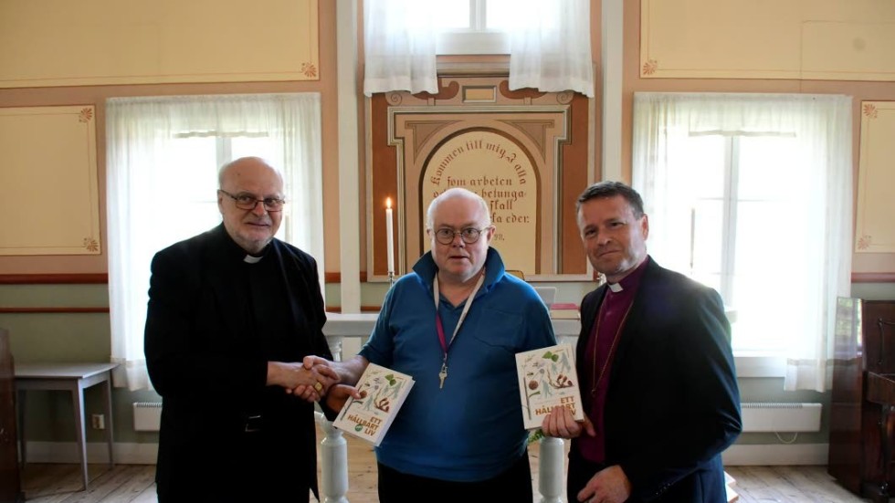 Hans Mannefred (mittten) slår ett slag för mer ekologi i kyrkan genom att överlämna en bok i ämnet till biskop Sören Dalevi, Svenska kyrkan (till höger) och kardinalen Anders Arborelius, Katolska kyrkan (till vänster).
