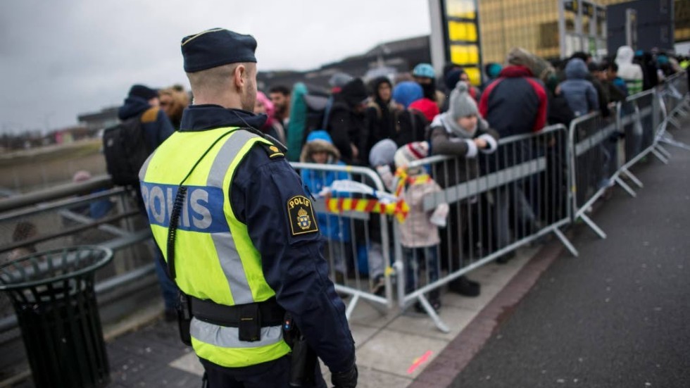 De stora migrantströmmarna har förändrat svensk politik, menar debattören.