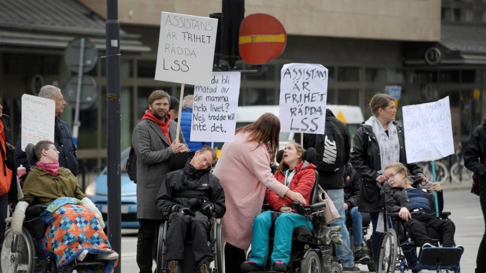 De föreslagna ändringarna i LSS väcker oro hos assistansanordnarna och under 2018 hölls flera demonstrationer till protest, bland annat på 1 maj i Stockholm (bilden).