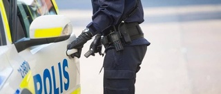 Fängelse för ombyggda och skarpladdade automatvapen i bil på Torggatan • Frias för påkörning av polisman