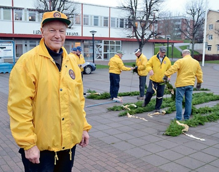 Varje år inför julpyntar Lions club i norra Tjust inför advent. I år är Göte Nilsson ansvarig för pyntet.