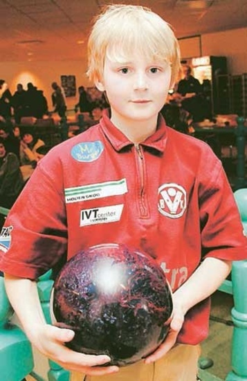 Jesper Svensson följdes av mycket folk i bowlinghallen i sin A-lagsdebut.