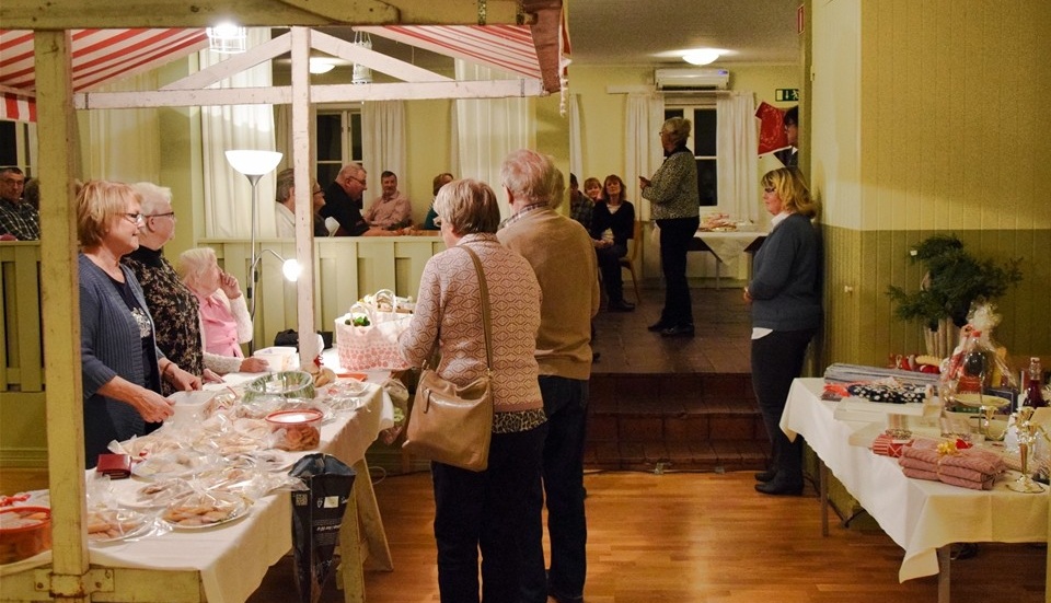 Hycklinge kyrkliga syförenings auktion i Höganlid lockade många sugna köpare till alla de vackra alster som fanns på plats. Foto: Morgan Karlsson