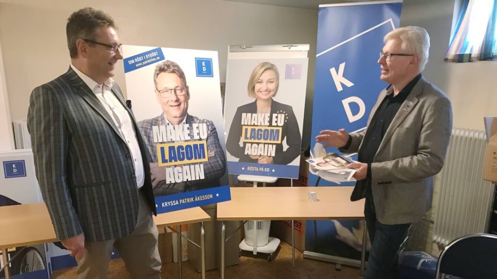 Patrik Åkesson, EU-kandidat och Anders Andersson, ordförande i livligt samspråk under mötet.
