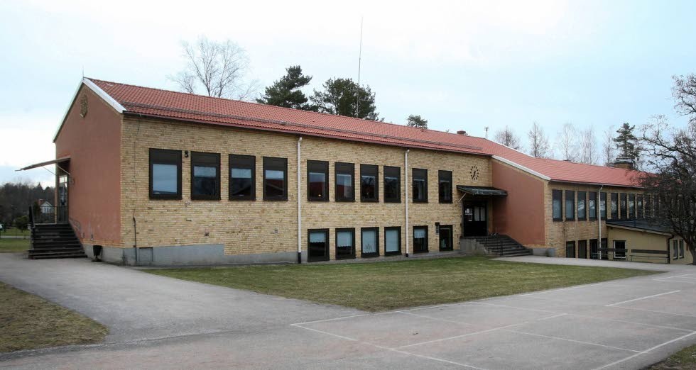 Tuna skola är en av fyra skolor i Vimmerby kommun där följderna av en nedläggning utreds. På tisdagskvällen hölls det första mötet med föräldragruppen på skolan.