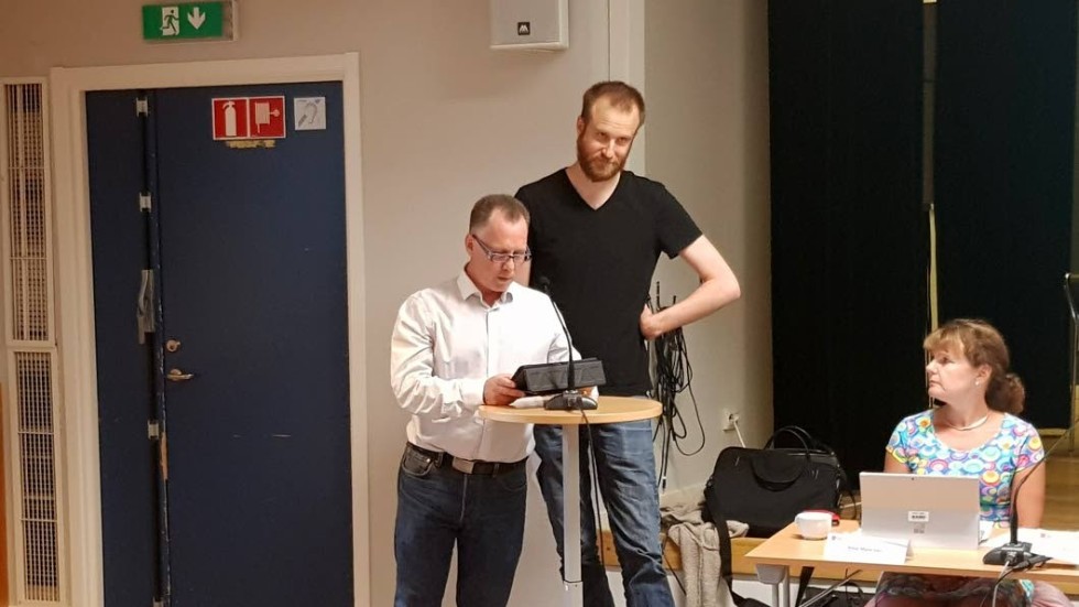 Både Conny Forsberg (S) och Erik Andersson (V) klev fram i kommunfullmäktiges talarstol för att redovisa frågorna och svaren gällande ny skola i Rimforsa.