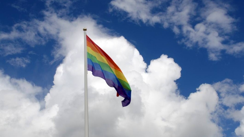 Prideflaggan i alla regnbågens färger är en symbol för hbtq-rörelsen. Under vecka 36 uppmanas såväl företag som privatpersoner i Vimmerby att hissas den.