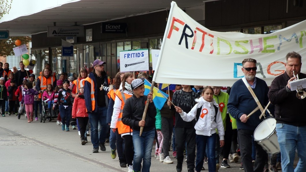 Med musik och allt tågade Fritidseleverna genom centrum för att rikta uppmärksamheten mot den verksamhet fritids erbjuder.