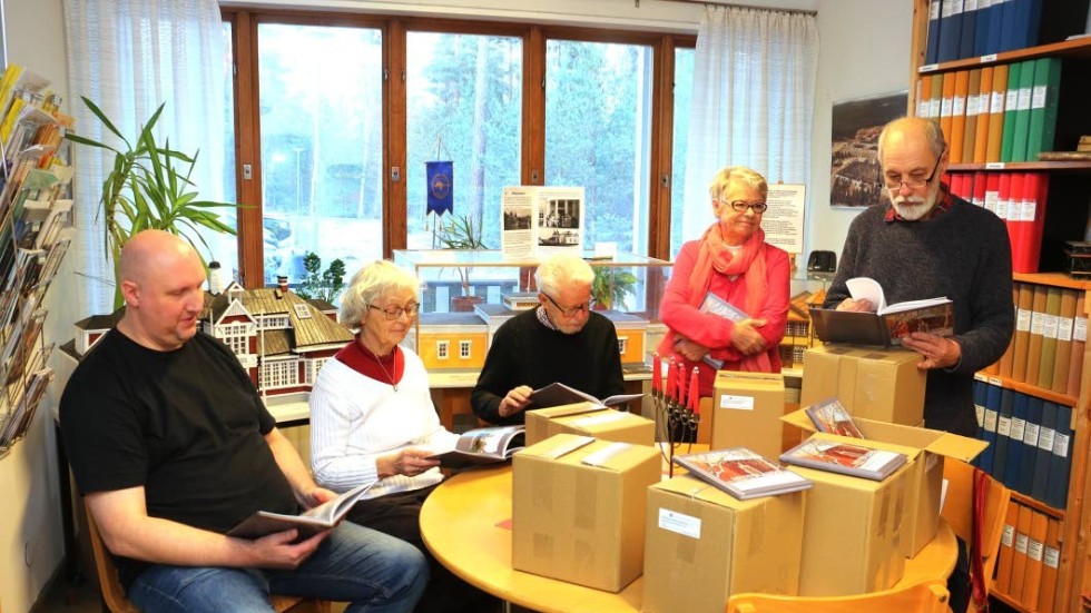 Stefan Helgesson, Marit Falkenhaug, Georg Karlsson, Katarina Genberg och Thorbjörn Svahn tar en första titt på den nya boken som kom färsk från tryckeriet.
