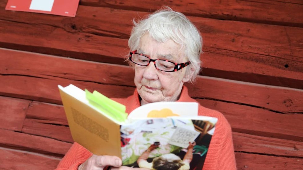 Författaren Gerda Antti är kritisk till hur lokala författare hanterades när biblioteket i Linköping bjöd in dem under bokrean.
