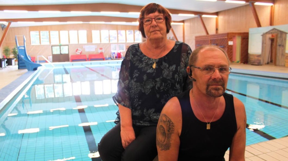 Lena Karlsson och Tommy Hassinen samt övriga i föreningen som driver simhallen i Gullringen får något av en tidig julklapp när kommunstyrelsen beviljar ett extra anslag på 1,5 miljoner till investeringar i anläggningen.
