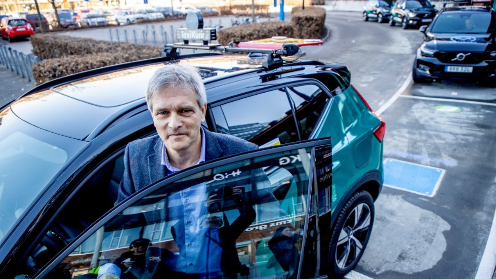 Robert Eriksson på Volvo Cars vid en taxi som just kört av den blå, kvadratiska laddplattan. Hittills finns tekniken med trådlös laddning inte i Volvos vanliga, eldrivna personbilar. Men om några år kan det vara dags.