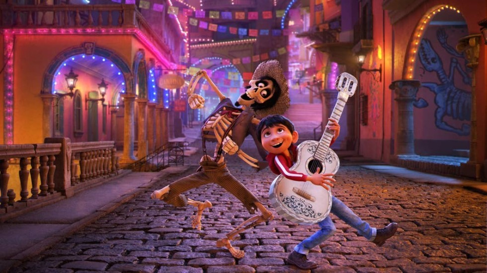 Du och jag döden. Miguel besöker Dödsriket under De dödas dag i den skelettrika ”Coco”. 
Foto: Disney