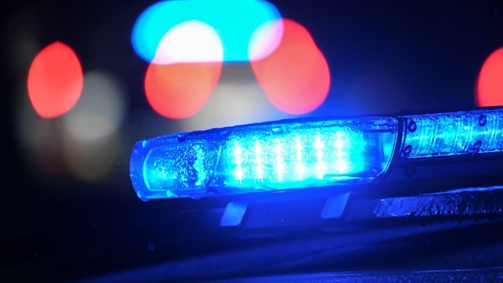 Iakttagelser har gjorts i Storebro när tre män enligt polisuppgifter ska ha setts skruva bort registreringsskyltar från olika bilar.