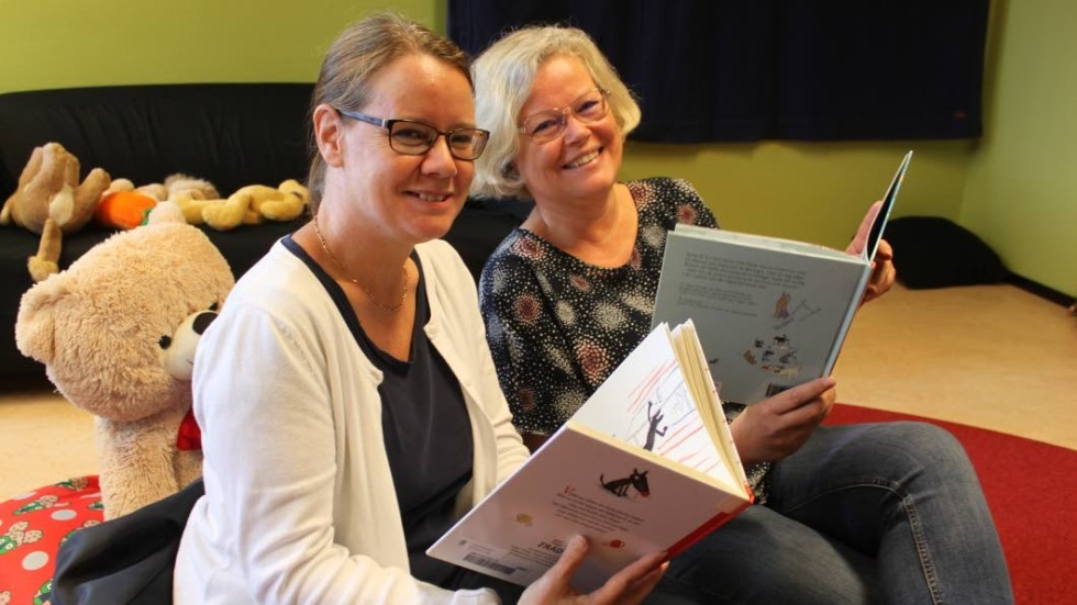 Barn- och ungdomsbibliotekarie Petronella Winbladh och förste bibliotekarie Annika Brantemo är glada över stödet från Statens Kulturråd.
