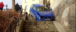TV: Här rullar bilen ner för trappan
