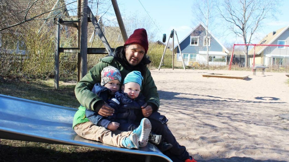 Erik Åkerman Sturup leker med sönerna Alexander och Adrian i lekparken i stället. - Vecka 22 går det inte längre, då får de gå tillbaka till skolan igen, säger Erik.