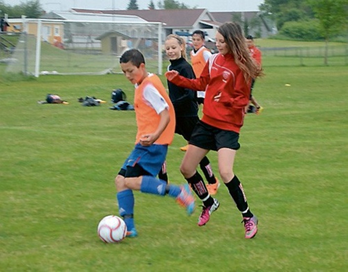 Cirka 100 barn anmälde sig till årets fotbollsskola i Gamleby.