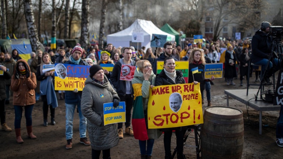 Demonstranter utanför ryska ambassaden i Litauens huvudstad Vilnius mot invasionen i Ukraina.