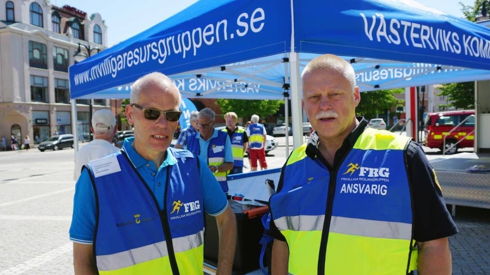 Göran Granberg och Willy Wernersson var två av de som fanns på Stora Torget på lördagen och berättade om den frivilliga resursgruppen.