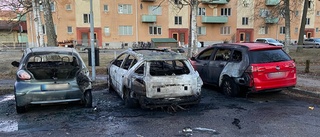 Tre bilar förstörda i brand i Katrineholm – inringare hörde kraftig explosion