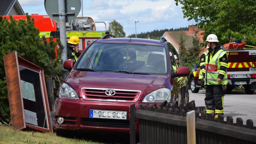 Bilen körde in i ett staket och i samband med det välte en informationstavla från Kisa frikyrkosamfund.