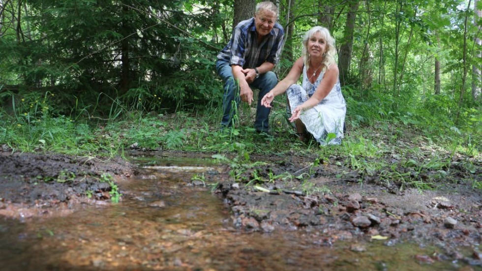 Kea Skog och Eva Almqvist reagerar på den stora mängden vatten som rinner ut från vattentornet.