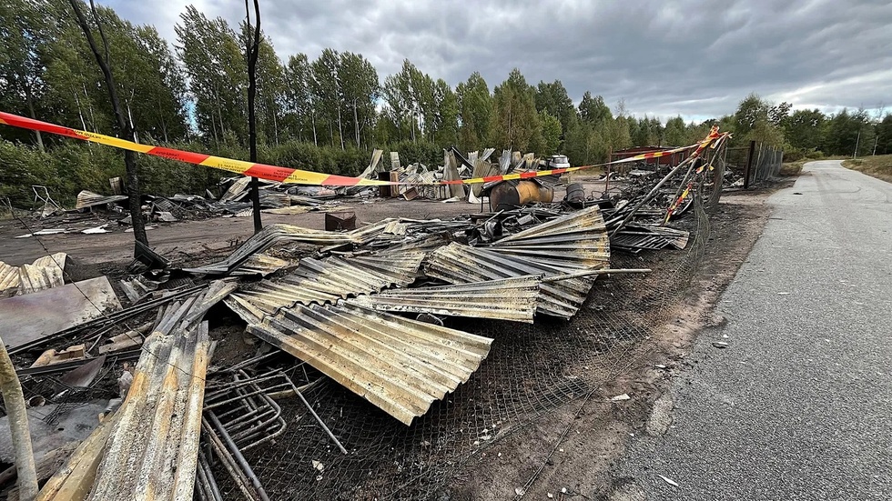 "Det är ett litet livsverk som gått i rök med ett stort antal fordon och byggnader som brunnit upp. Det är jättetragiskt", sa räddningsledaren Ulf Bowein under tisdagen. 