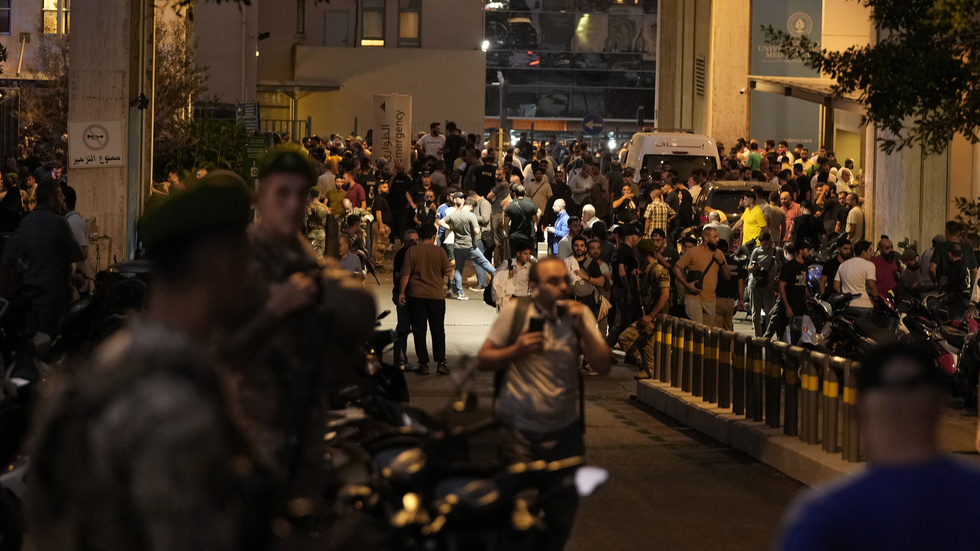 Folk samlas utanför sjukhuset vid American University i Beirut.