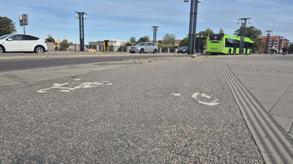 En uppmärkt (?) cykelbana i centrala Eskilstuna.