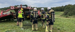 Lastbilschaufförer hjältar – såg röken från brinnande traktor